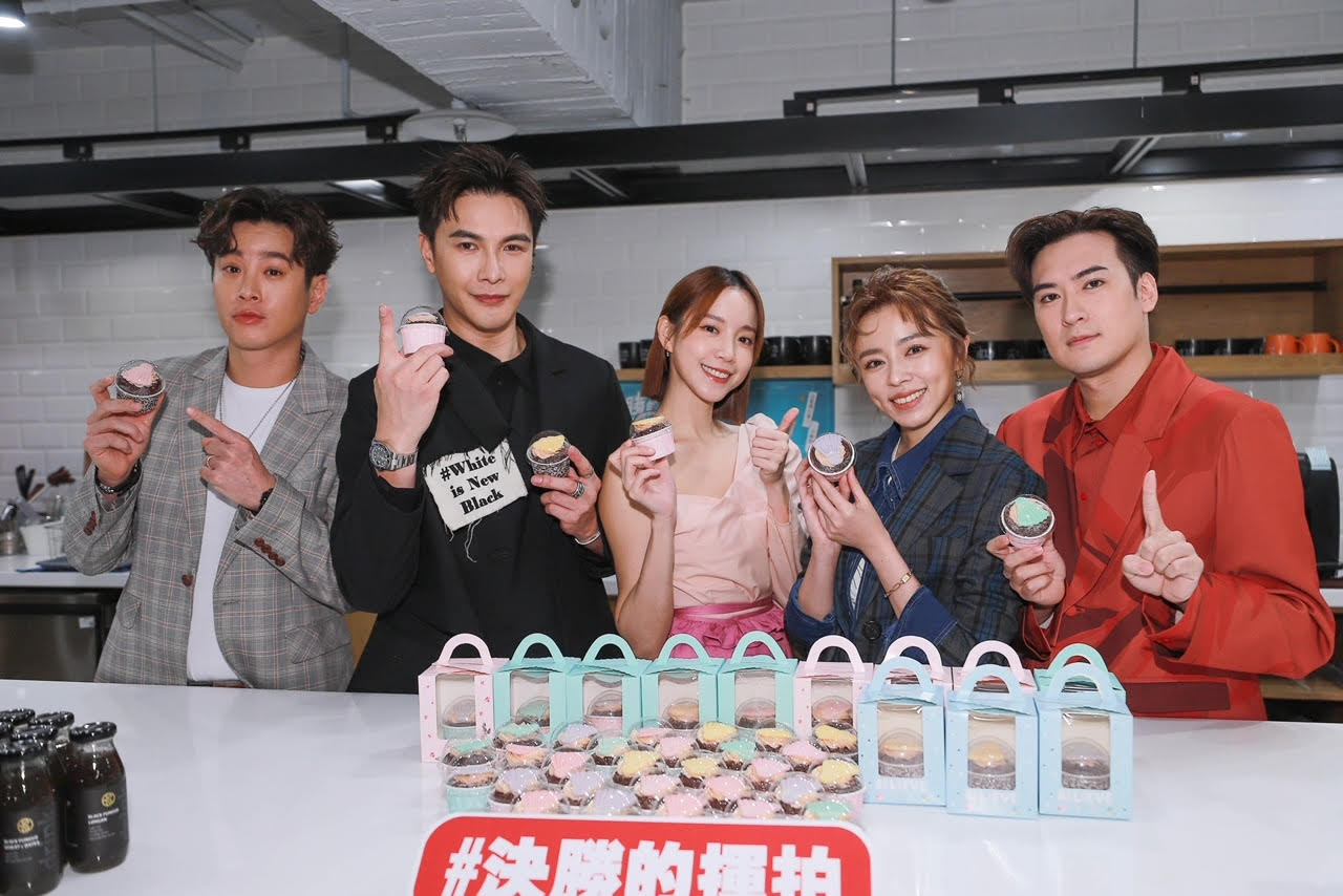 《決勝的揮拍》演員群拿兵家綺製作的杯子蛋糕、木耳露慶功預祝收視高中。(民視提供)