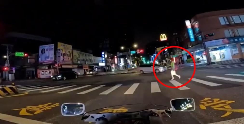 女子疑闖紅燈衝斑馬線，沒想到連續遭2部轎車衝撞、輾壓。（翻攝自記者爆料網）