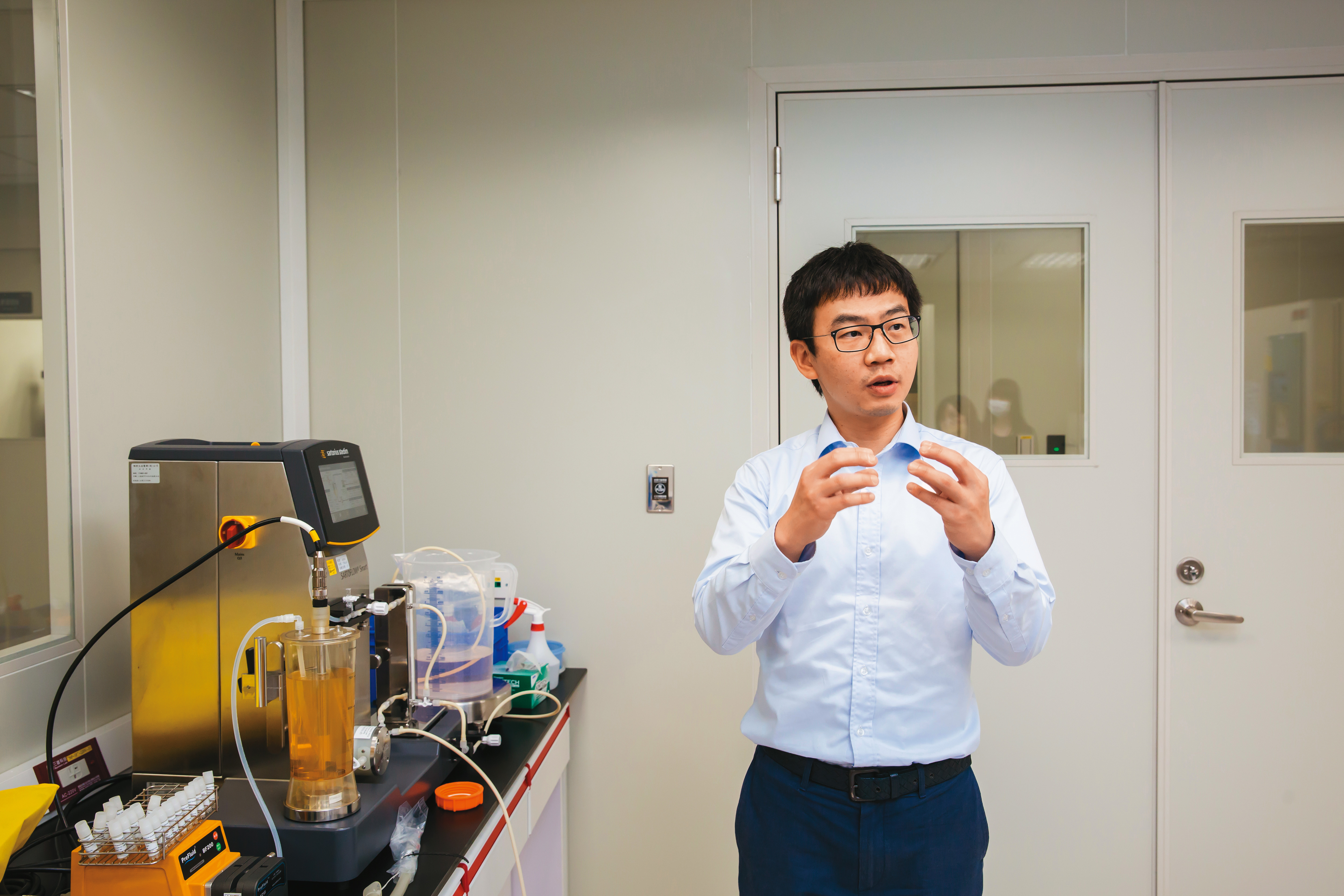 專注細胞新藥及生產的台寶生醫，將竹北GMP廠房的其中兩條產線用來協助生產艾萬霖所需外泌體。(圖為台寶營運長楊鈞堯)。