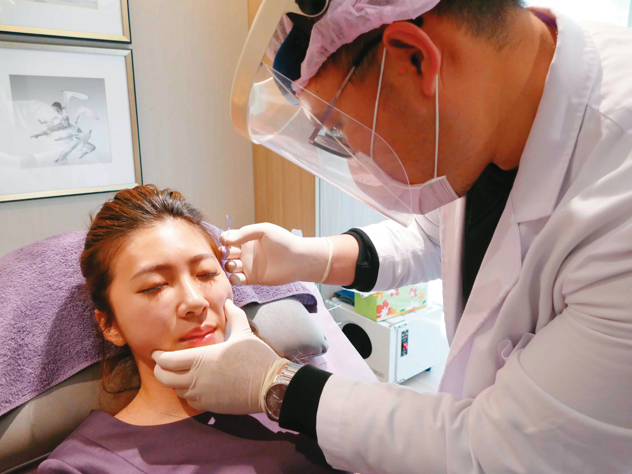 再生醫學長期呈現醫美與新藥共存現象，而細胞產物的外泌體，似正循此模式從醫美率先浮出檯面。（極緻醫美Acme Clinic臉書）