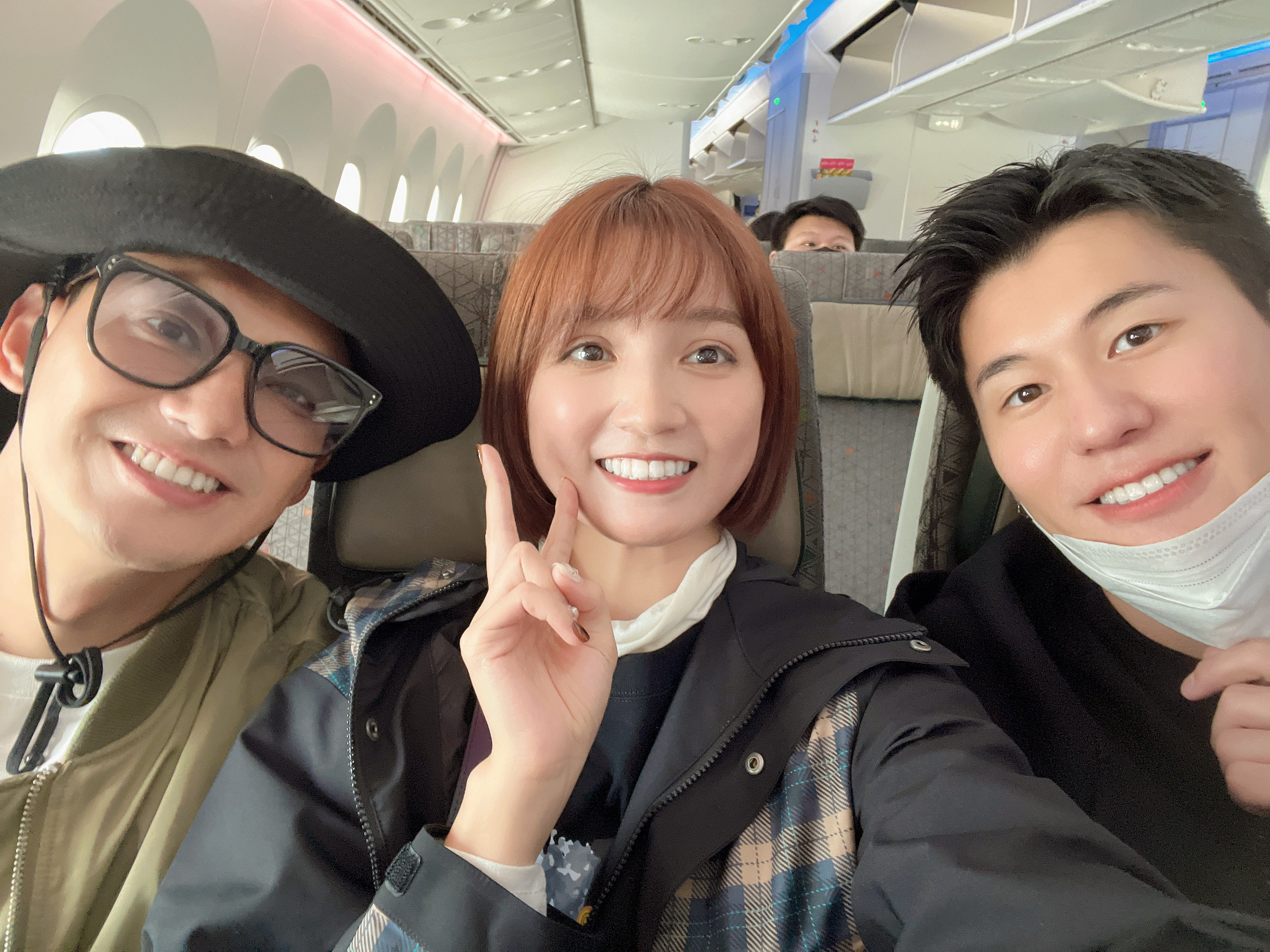 (左起)威廉、朵拉、風田因疫後首度搭機到日本出外景。(TVBS提供)