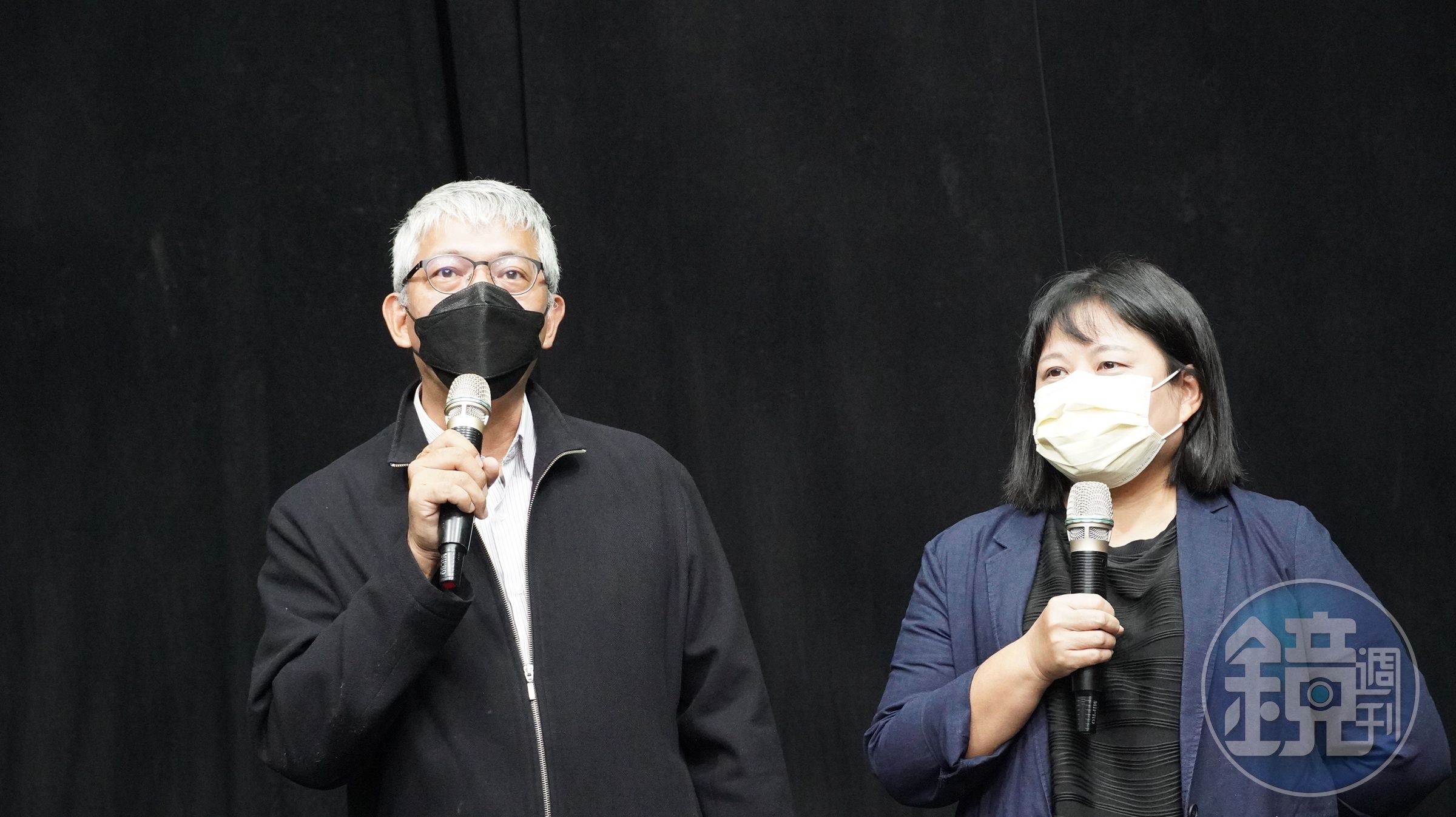 紙風車文教基金會執行長任建誠（左）及張敏宜（右）接受媒體聯訪。（紙風車文教基金會提供）