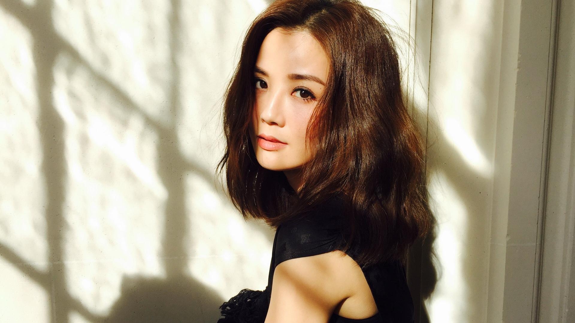 阿Sa離婚後才自爆祕婚,連身邊閨密都不知。(翻攝自蔡卓妍臉書)