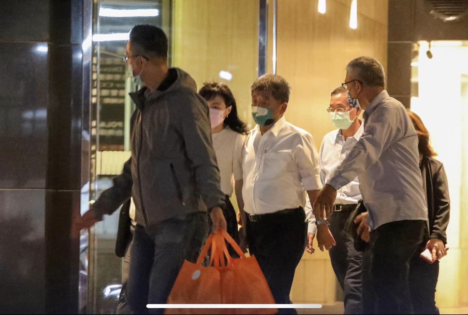 陳時中遭爆餐敘後，與李雅玲有過多親密舉動。（翻攝自徐巧芯臉書）
