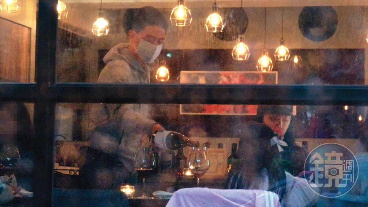 霍建華、林心如和家人聚餐，霍建華不時為同桌親友倒酒。