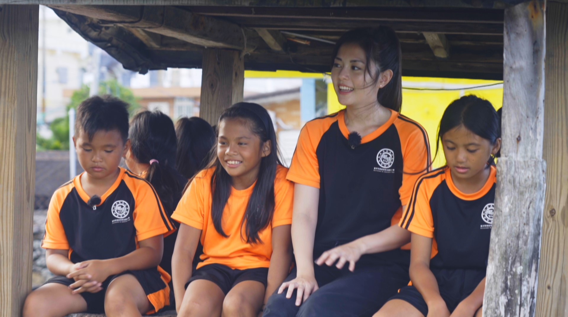 任容萱為節目重回校園與小朋友們相處。（MyVideo提供）