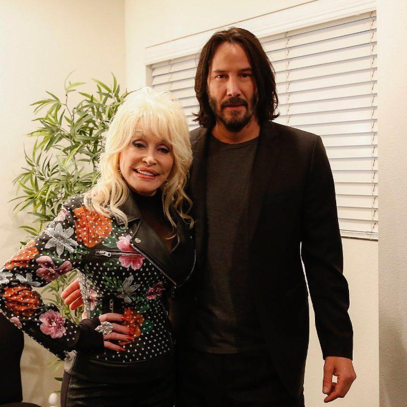 基努李維與高齡的桃莉巴頓合照,同樣不會碰觸到對方。(翻攝Dolly Parton IG)