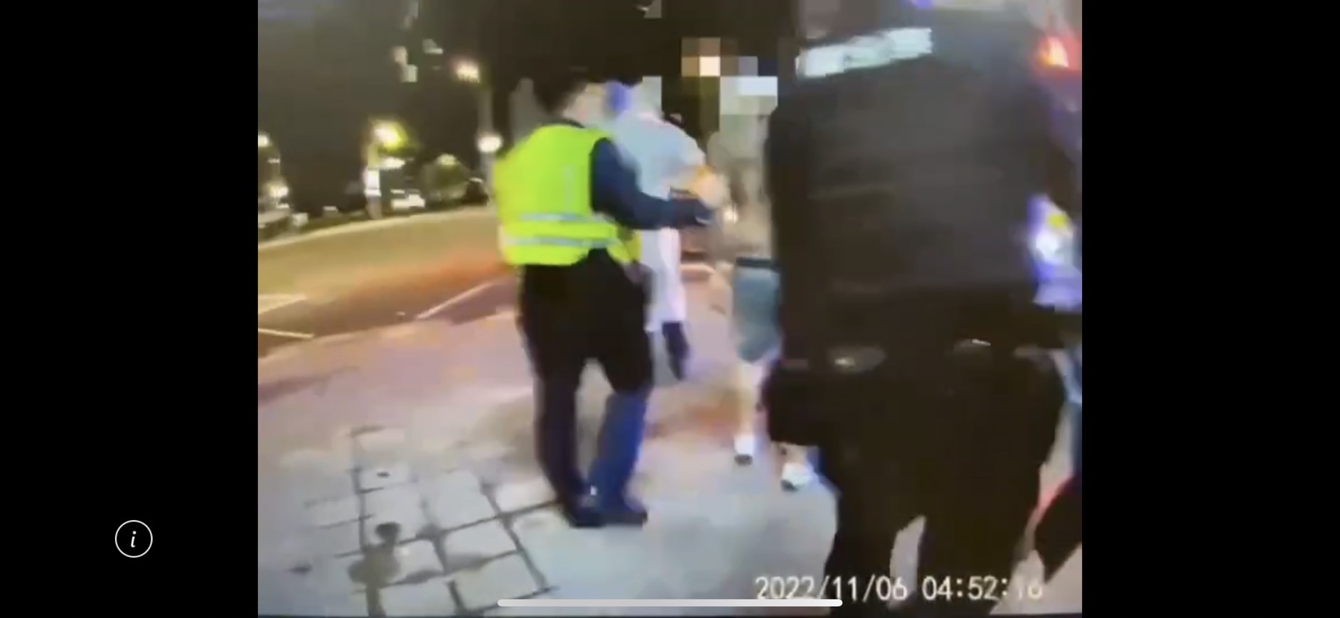 警方對潘男進行保護管束,將他送上救護車救治。(翻攝畫面)