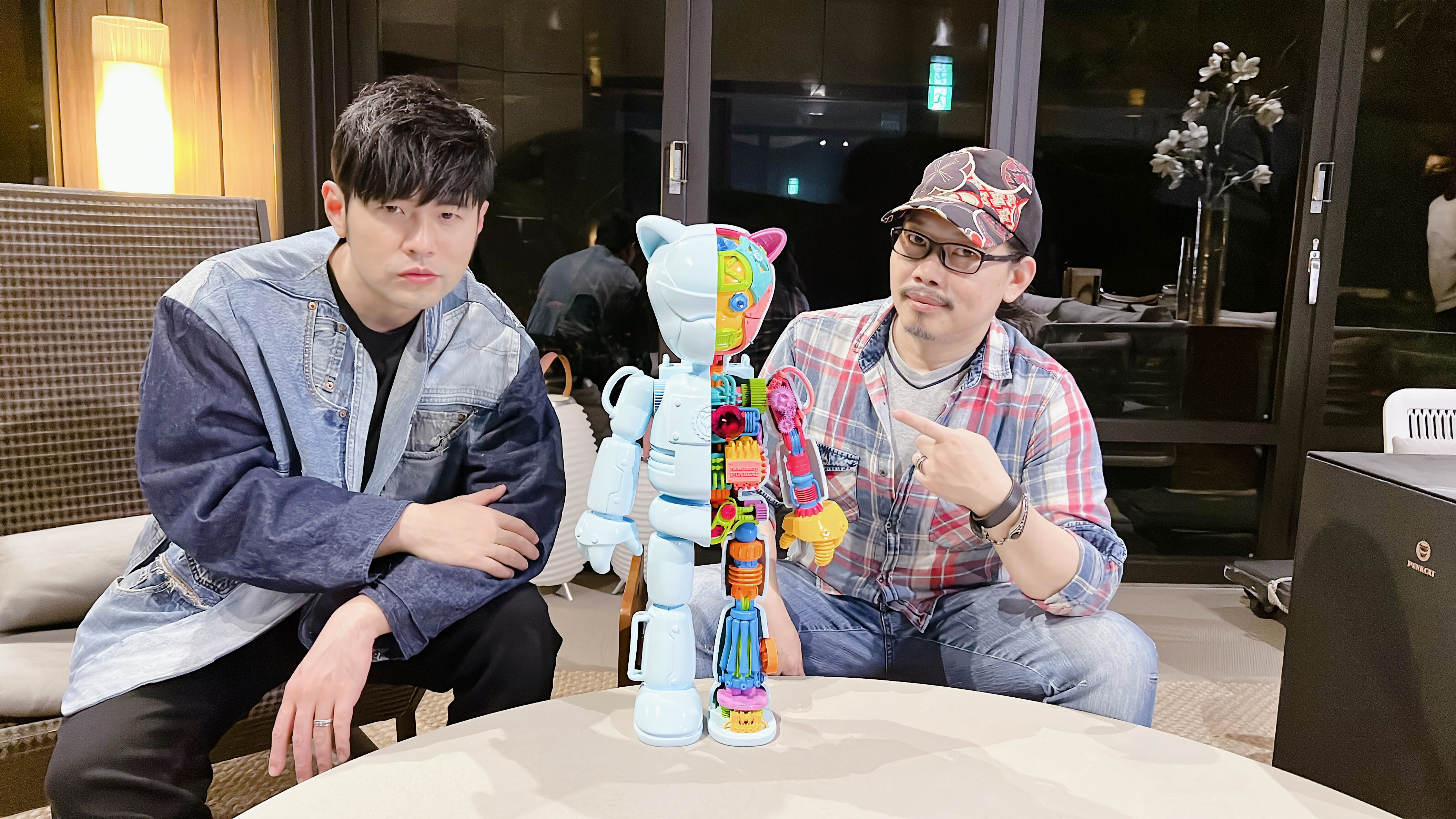 周杰倫首次見到和方文山聯名款的年度 「龐克貓-紅顏如霜」本尊,驚呼巧奪天工的造型和《八度空間》專輯概念有異曲同工之妙。(方道文山流提供)