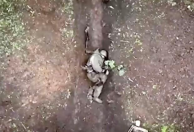 慎入！俄羅斯傷兵被當人肉標靶，遭烏克蘭連投3手榴彈引爆。（翻自《太陽報》）