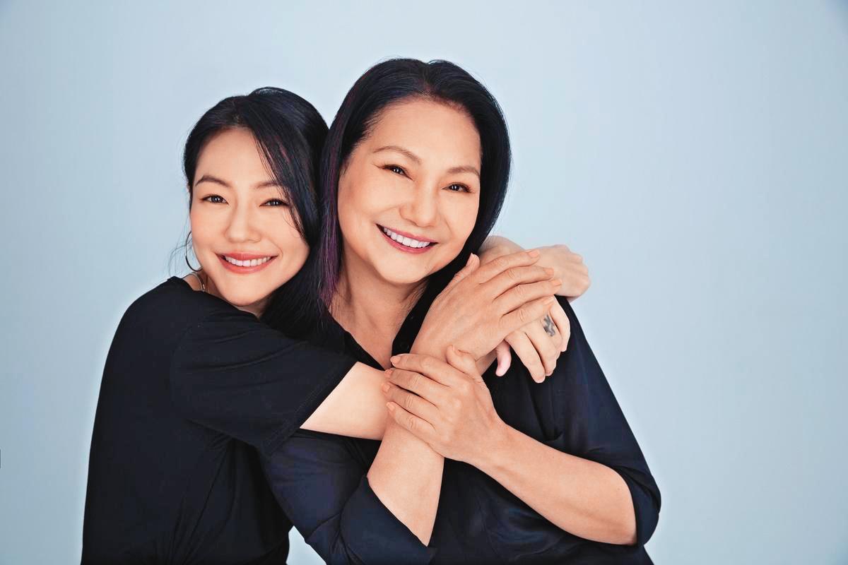 小S曾酒後在女兒同學面前失態，被S媽（右）警告不能再這樣。 