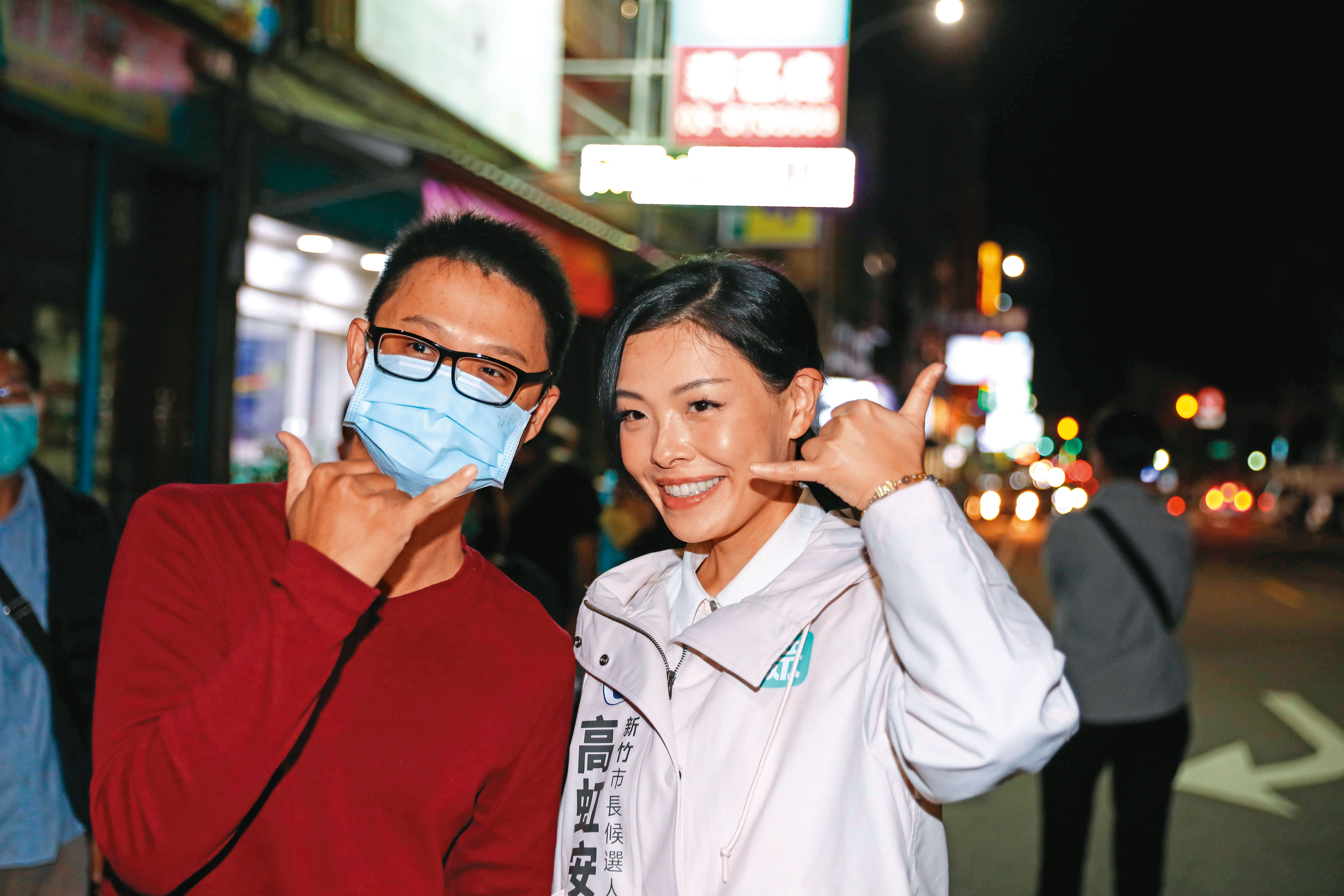 高虹安（右）心高氣傲，把比她低下的人視若糞土，毫不留情予以踐踏，不過，新竹市民看起來是打算相信她。