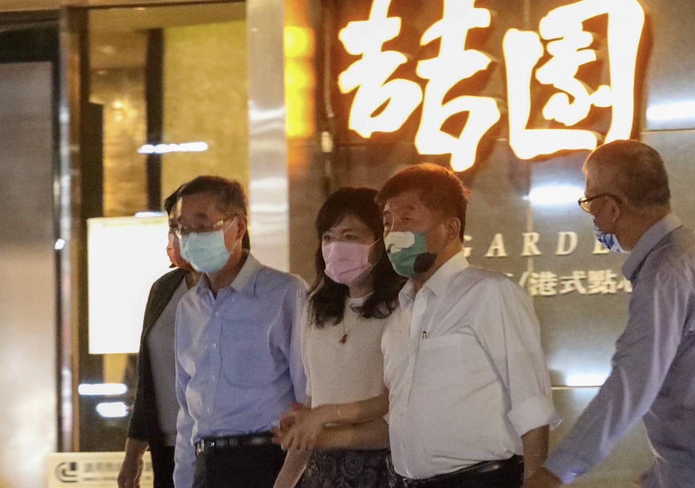 徐巧芯在臉書PO出多張照片，指控陳時中身為公眾人物，對女性伸鹹豬手必須被檢視。（翻攝自徐巧芯臉書）