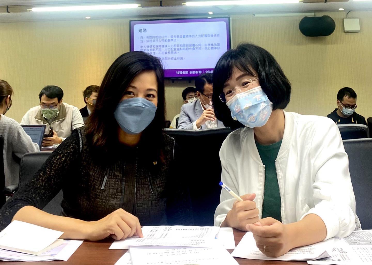 吳欣盈（左）首度到立院委員會旁聽，她還和蘇巧慧學質詢技巧。（翻攝自吳欣盈臉書）