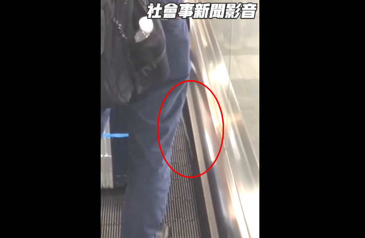 一名男子在台北車站機捷電動步道當眾尿尿，被目擊民眾拍下過程。（翻攝Line群組「社會事新聞影音」）