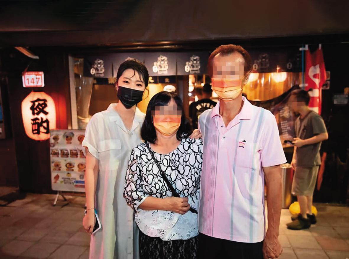 雅曹雅雯與爸媽感情深厚，工作空檔常回家探視。（翻攝自曹雅雯臉書）