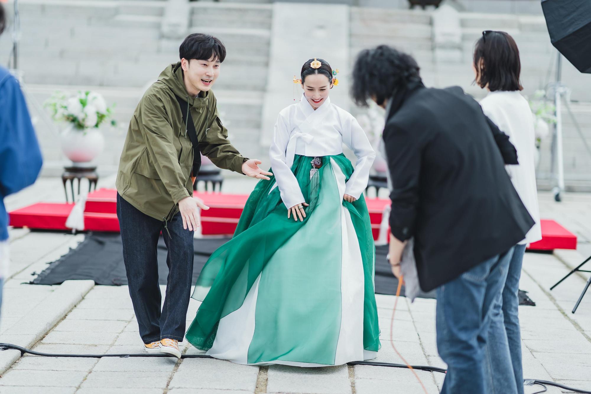 曹汝貞將在《明星經紀人生存記》首集登場，徐現宇是她的經紀人。（Netflix提供）