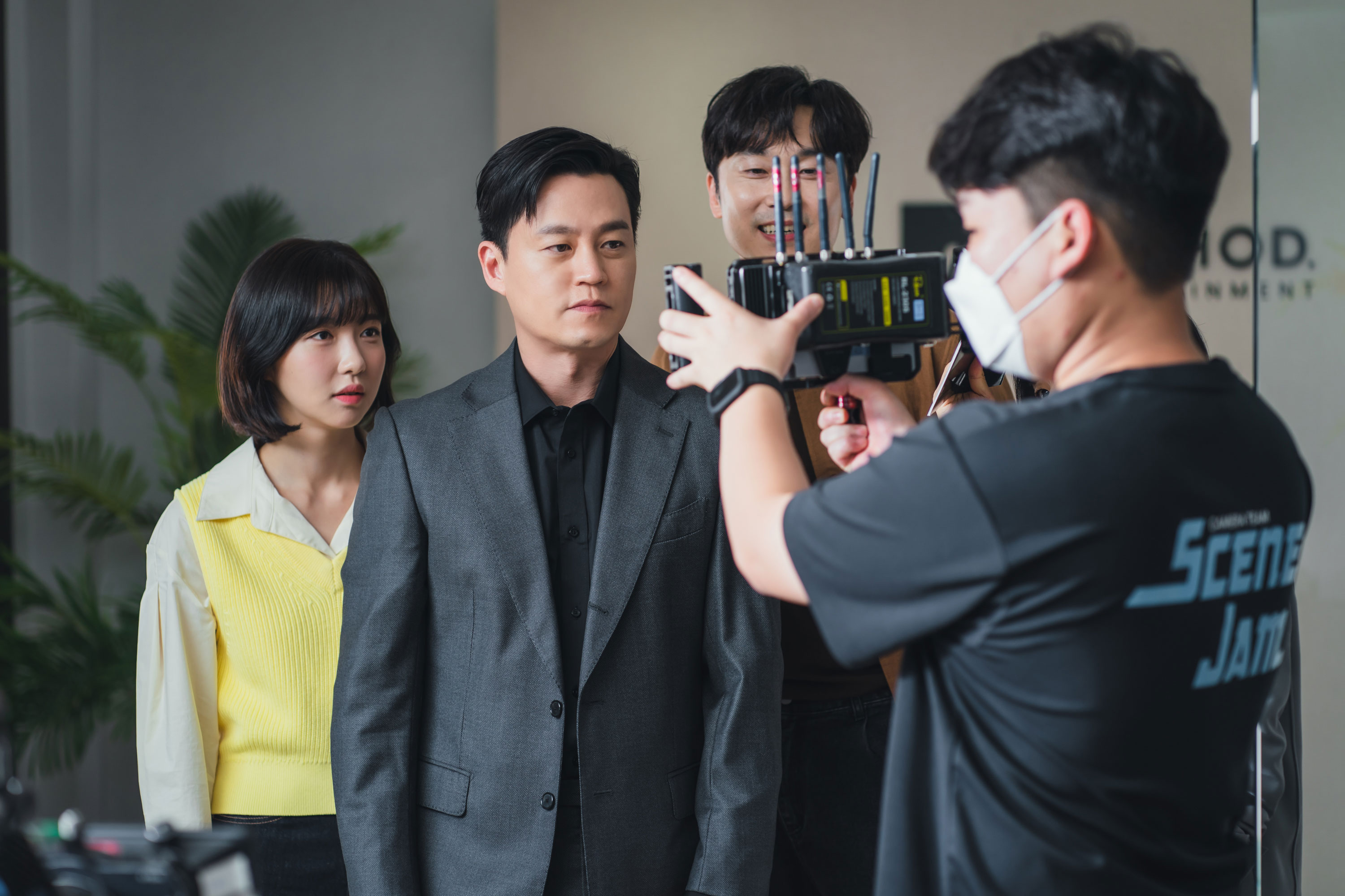 李瑞鎮（中）主演《明星經紀人生存記》與賢榮（左）、徐現宇詮釋經紀人的辛苦。（Netflix提供）