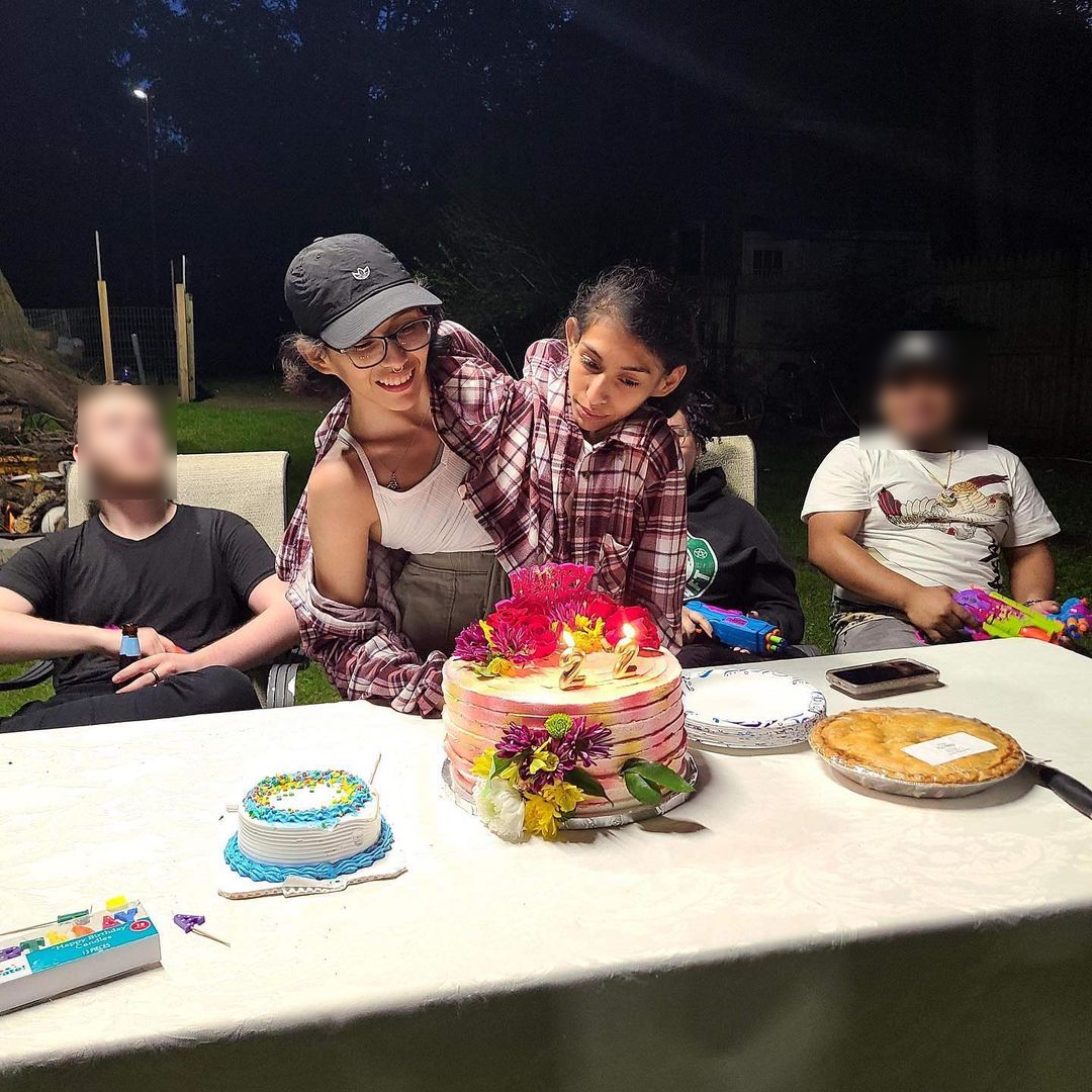 連體雙胞胎姊妹原本出生被判定只能活3天,如今兩人已共用身體21年。(翻攝IG @andrade_glupe)