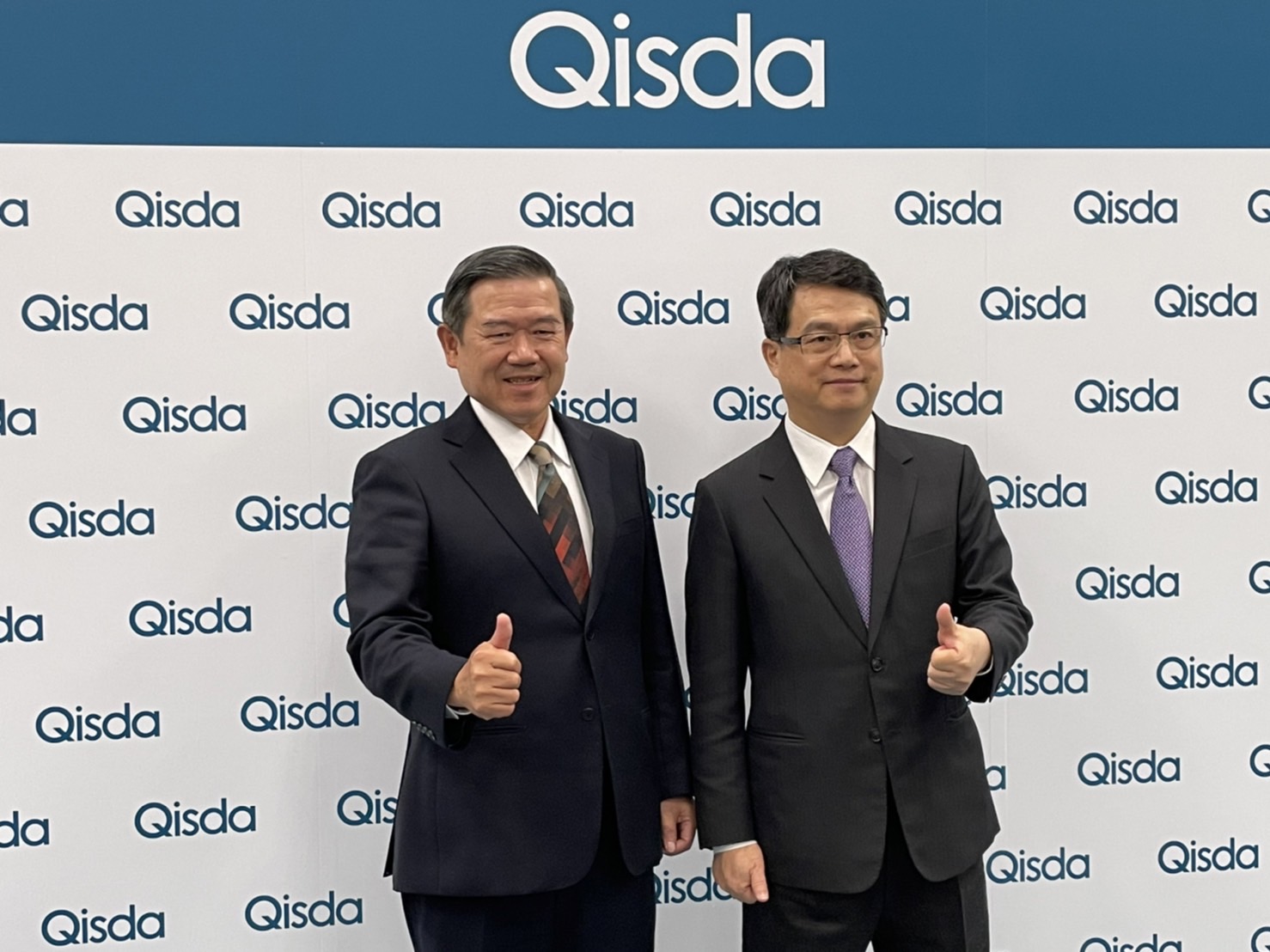 佳世達董事長陳其宏（左）表示，面對景氣的變化，佳世達還有很多牌可以打，我們會在最適當的時機，把這些牌打出來。