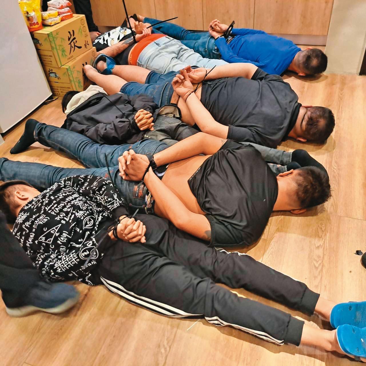 詐騙集團成員被警方上銬逮捕,準備移送法辦。 (警方提供)
