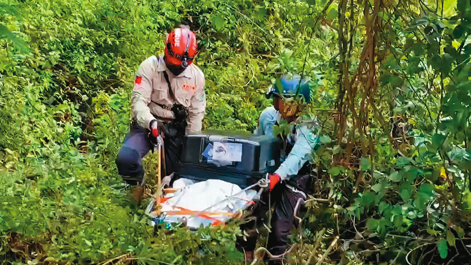 警方在南投尋獲1具屍體及準備用來裝屍的黑色行李箱。（警方提供）