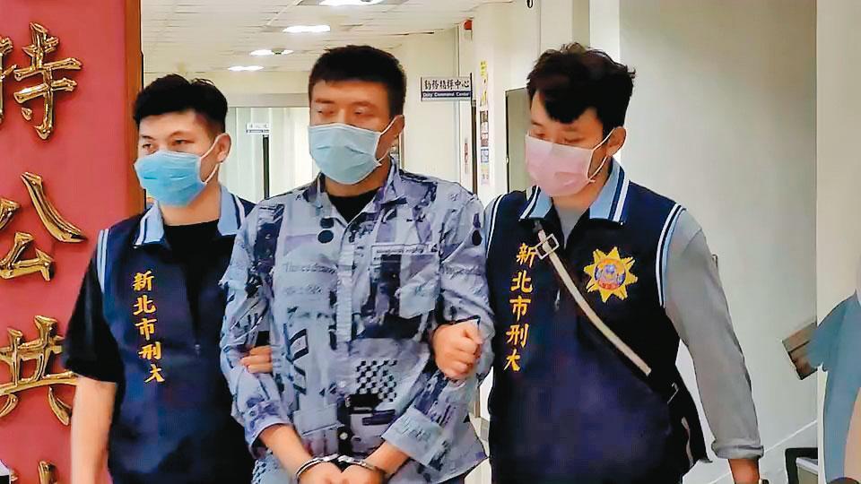 警方逮捕綽號「茶董」的詐騙集團陳姓幹部(中),並且聲押獲准。(警方提供)