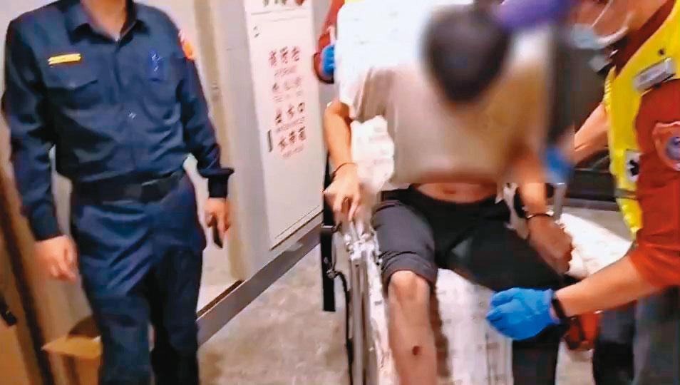 肉票被救出時滿身傷痕,警方緊急將他送醫。(警方提供)