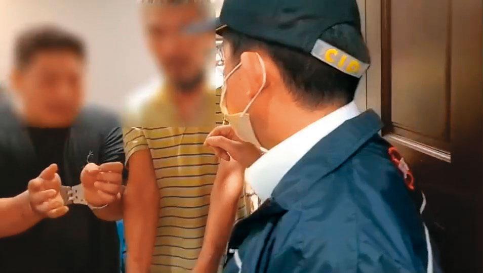 警方攻堅救人,肉票訴說遭囚禁的慘況。(警方提供)