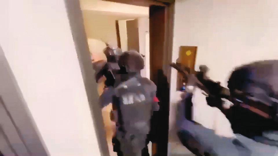 警方全副武裝攻堅破門,成功救出肉票。(警方提供)