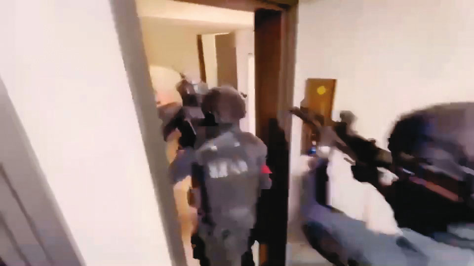 警方全副武裝攻堅破門,成功救出肉票。(警方提供)