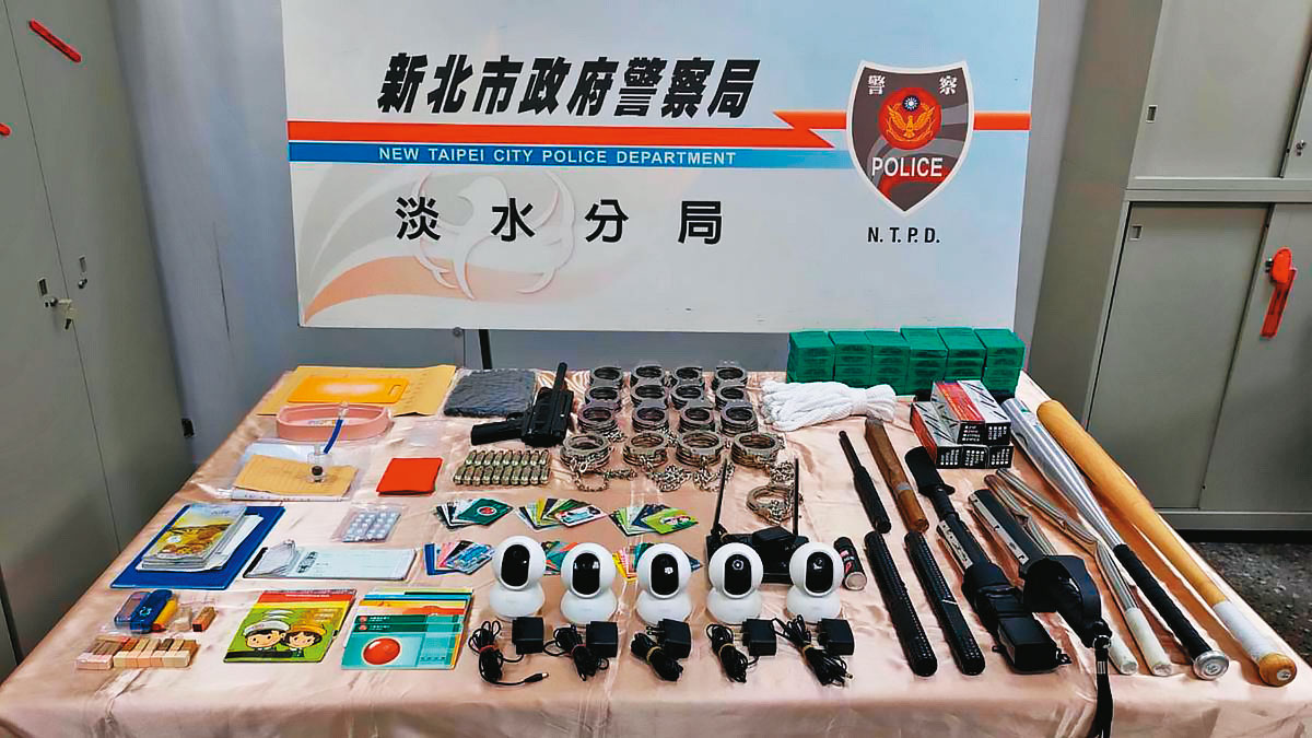 警方公布嫌犯的施暴工具、犯案手機及被害人的銀行存摺。(警方提供)
