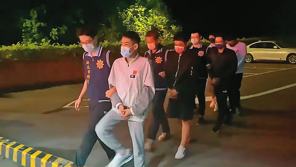 警方2地攻堅,共逮捕數十名詐騙集團成員。(警方提供)