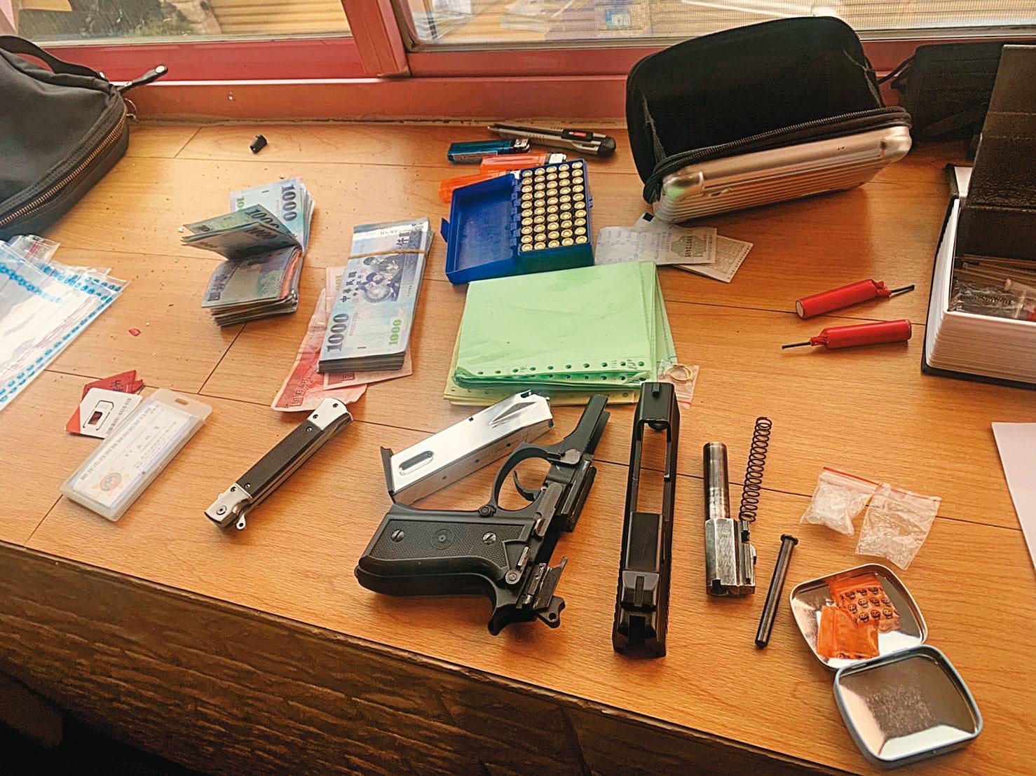 警方在曾男住處起出現金、毒品、槍枝。（警方提供）