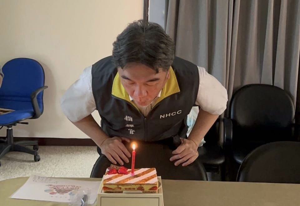 王必勝過54歲生日，開心吹蠟燭。（翻攝王必勝臉書）
