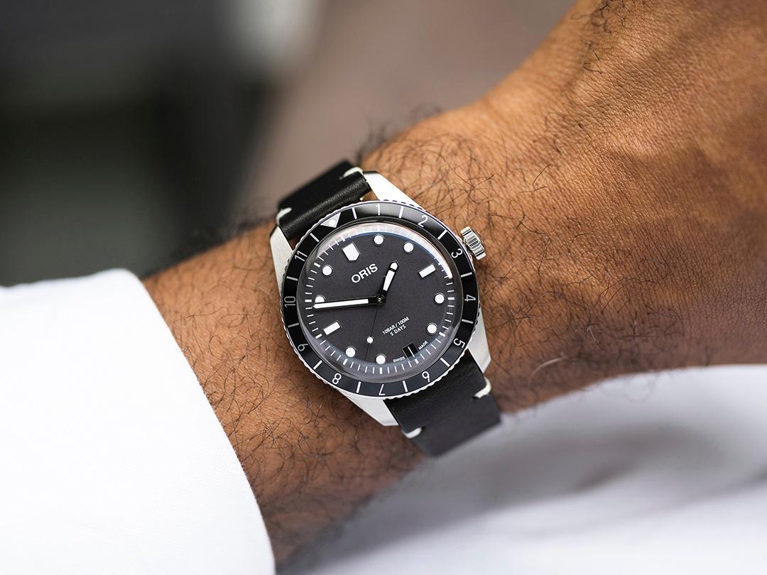 ORIS最新發表的Divers Sixty-Five 12H Calibre 400，在維持手錶簡潔樣貌的同時，又能擁有判別第二地時區的機制，在設計「取與捨」之間做出最佳示範。 定價約NT$94,000（皮帶款）；NT$100,000（鍊帶款）。