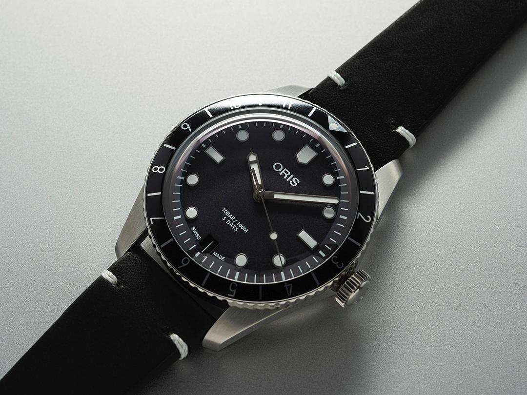 ORIS Divers Sixty-Five 12H Calibre 400的設計精髓，在於勇敢捨去第二根時針，只以12小時制錶圈顯示。