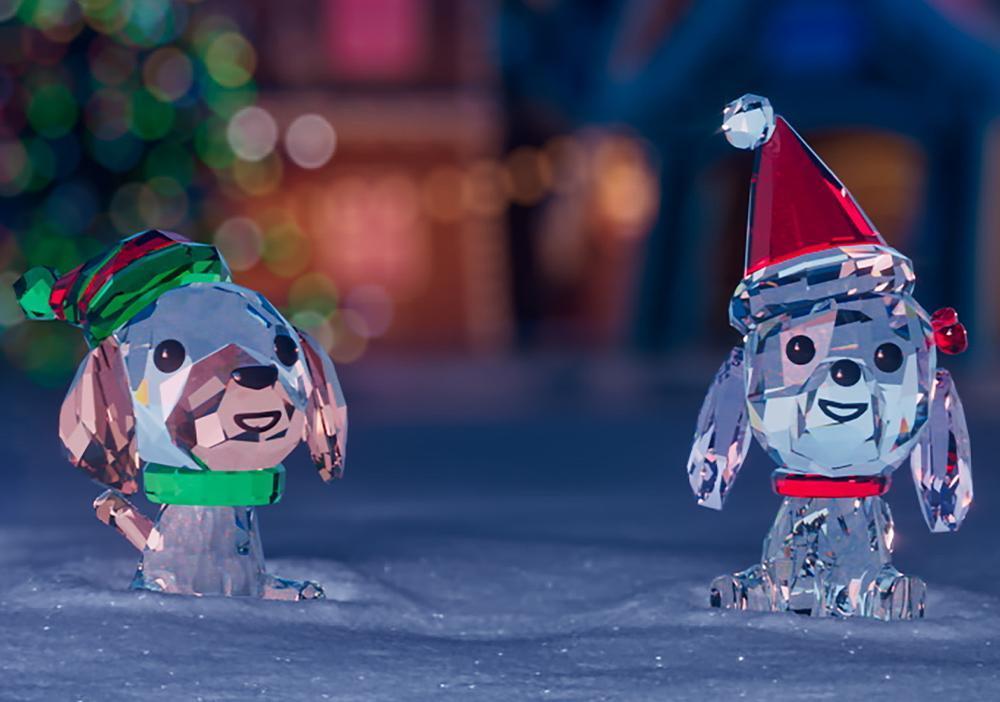 (左起)Holiday Cheers比高犬NT$2,950、貴婦犬NT$2,950。(SWAROVSKI提供)