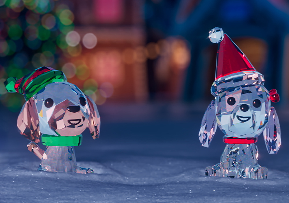 （左起）Holiday Cheers比高犬NT$2,950、貴婦犬NT$2,950。（SWAROVSKI提供）