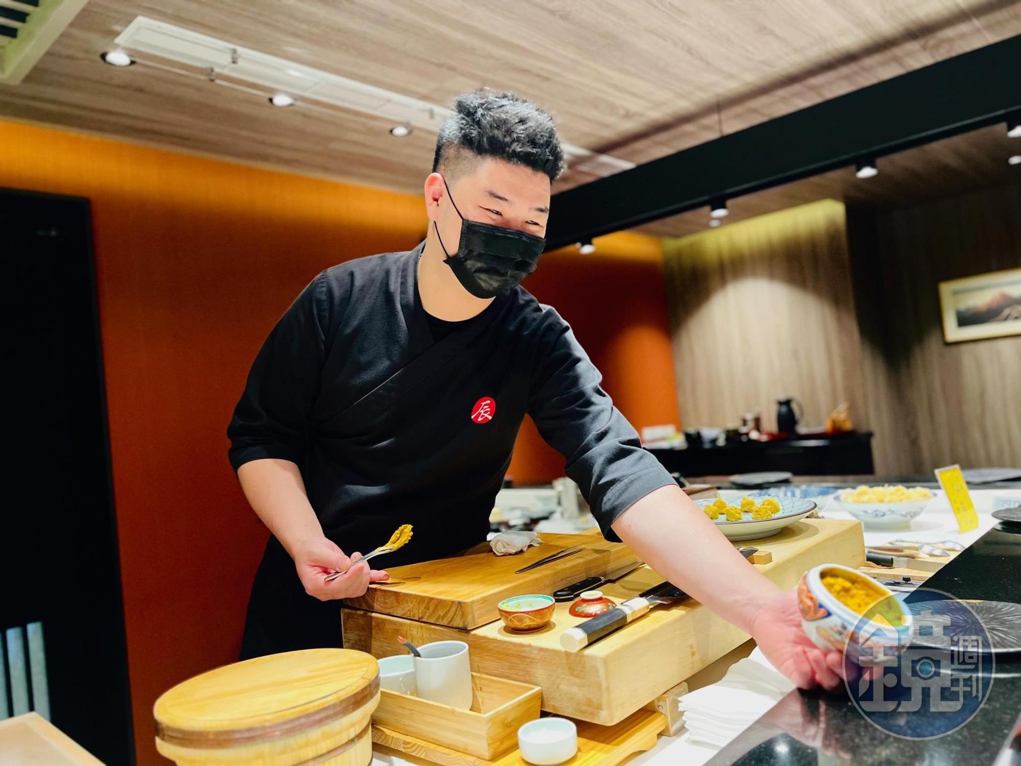 年輕的料理長鍾謦謙笑說一到大閘蟹季,就是每年備料最崩潰的時候。