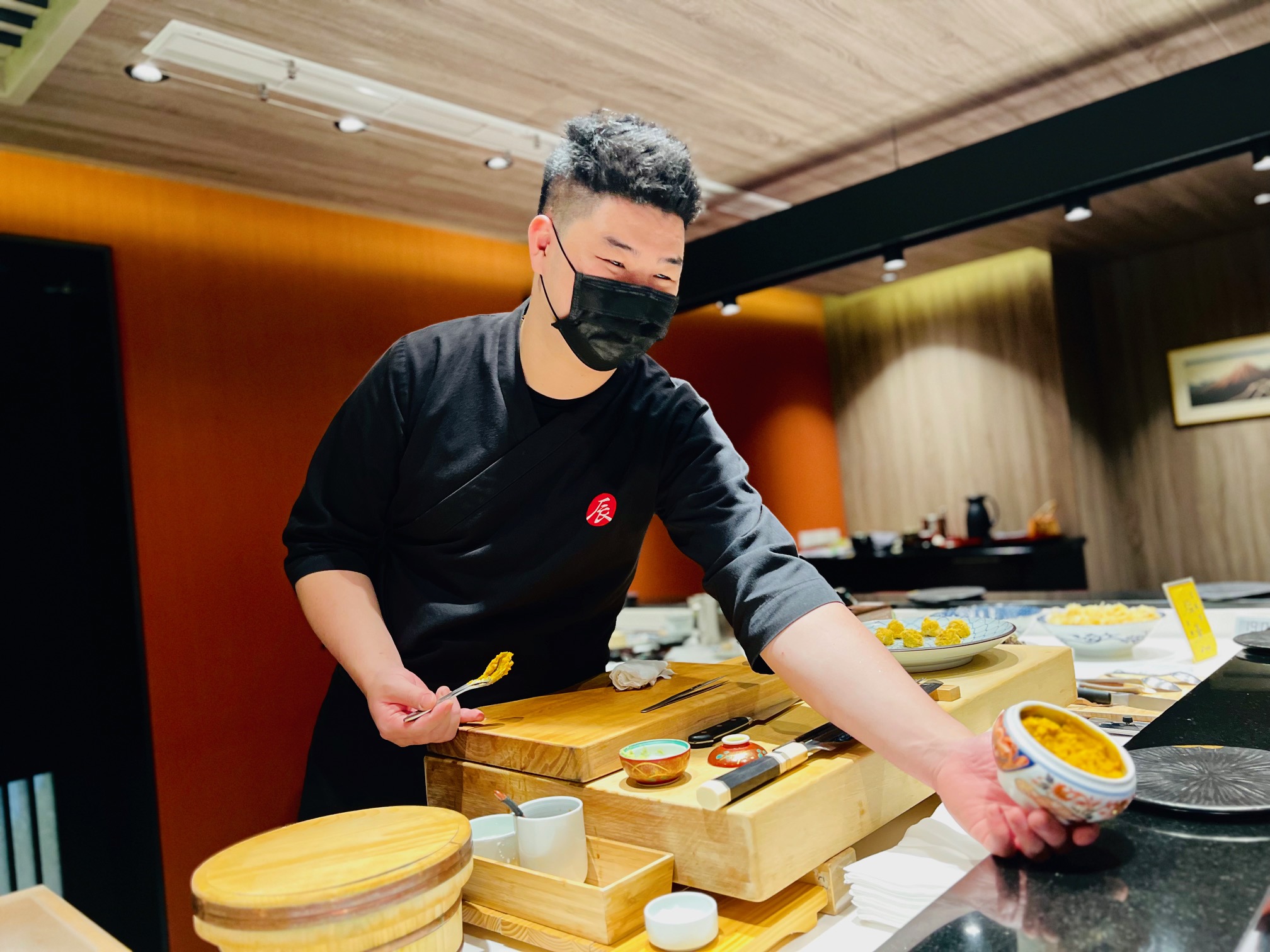 年輕的料理長鍾謦謙笑說一到大閘蟹季，就是每年備料最崩潰的時候。