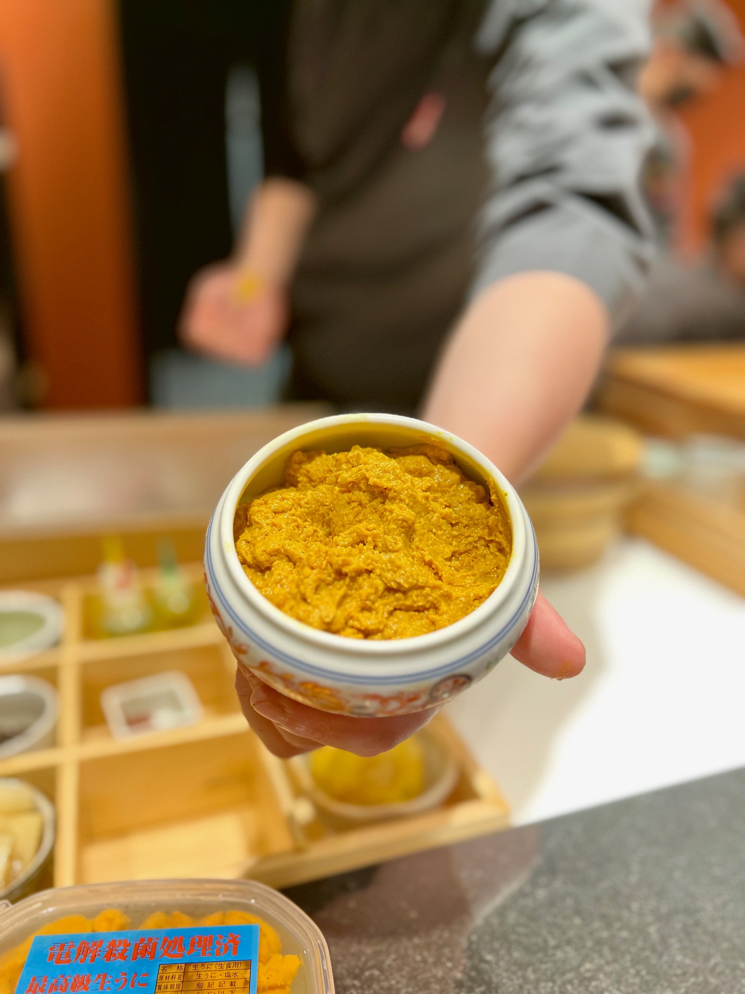 選用六兩重的江蘇固城湖大閘蟹，每位賓客一套餐的量等於吃下三隻。