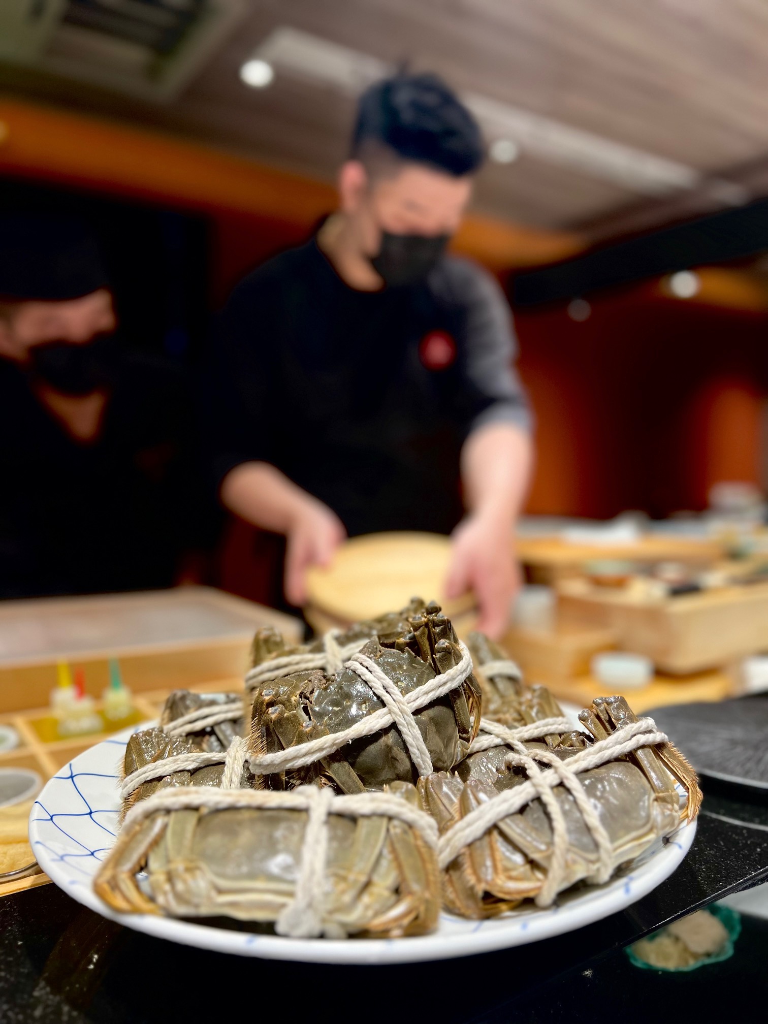 選用六兩重的江蘇固城湖大閘蟹，每位賓客一套餐的量等於吃下三隻。