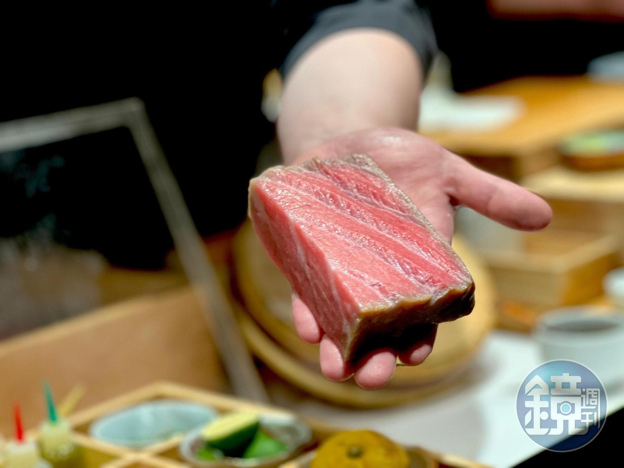 來自宮城縣鹽釜的黑鮪魚熟成九天的模樣。