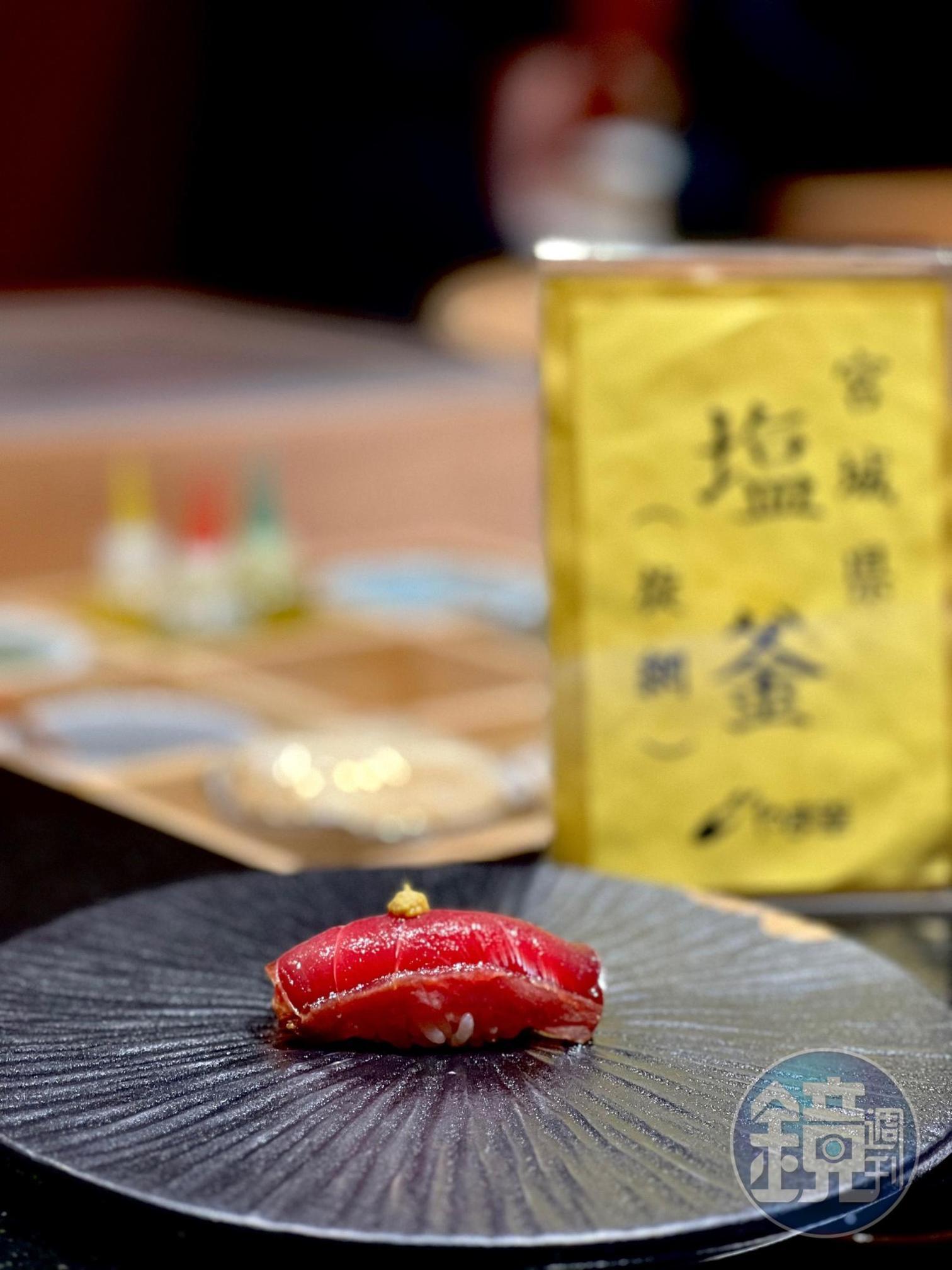 日本黑鮪赤身醬油漬握壽司。