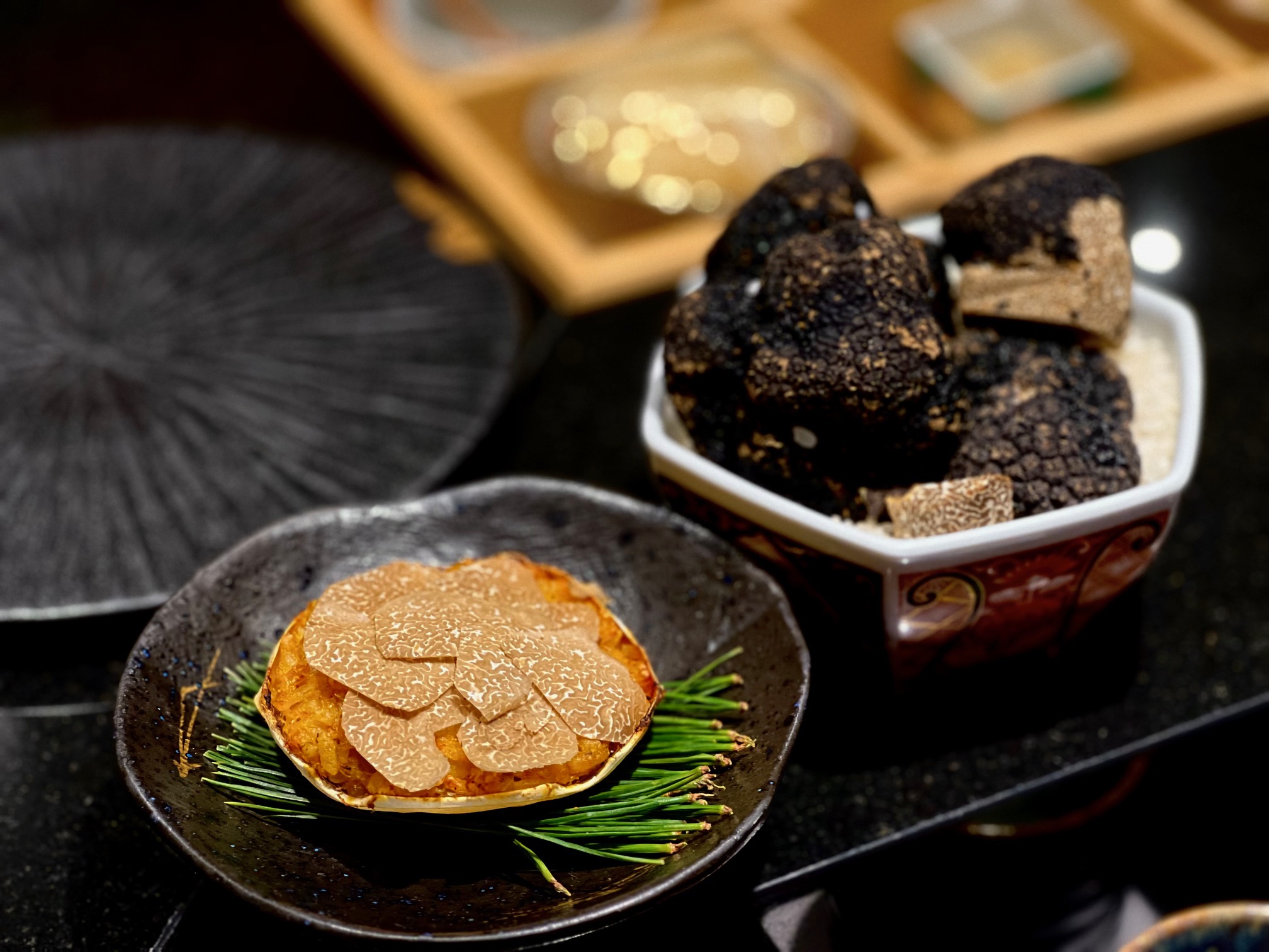 「大閘蟹烤飯/黑松露」法國與中國的秋季聖品相遇，比拼香氣。
