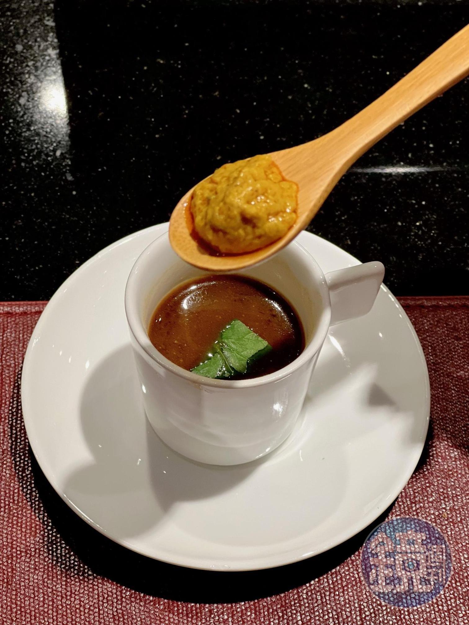 大閘蟹赤味噌湯搭配大閘蟹膏。