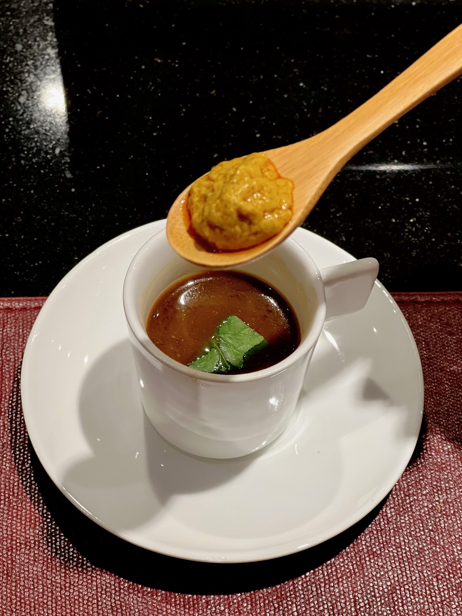 大閘蟹赤味噌湯搭配大閘蟹膏。