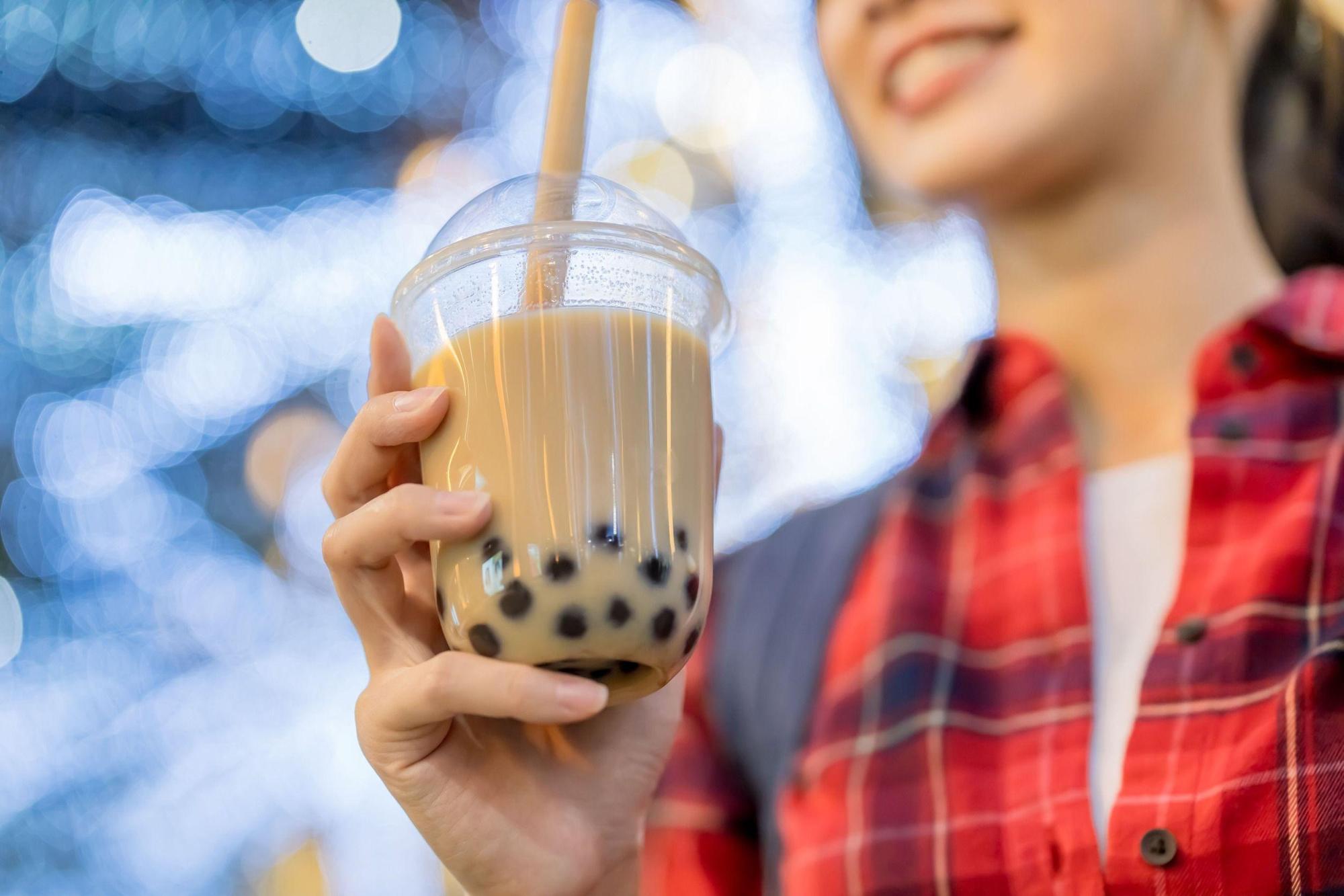 台灣手搖引口味推陳出新還能加料,許多人都難以抵擋其魅力,如何滿足口慾之餘、又能兼顧健康,醫師教大家把握「總量攝取」的原則。