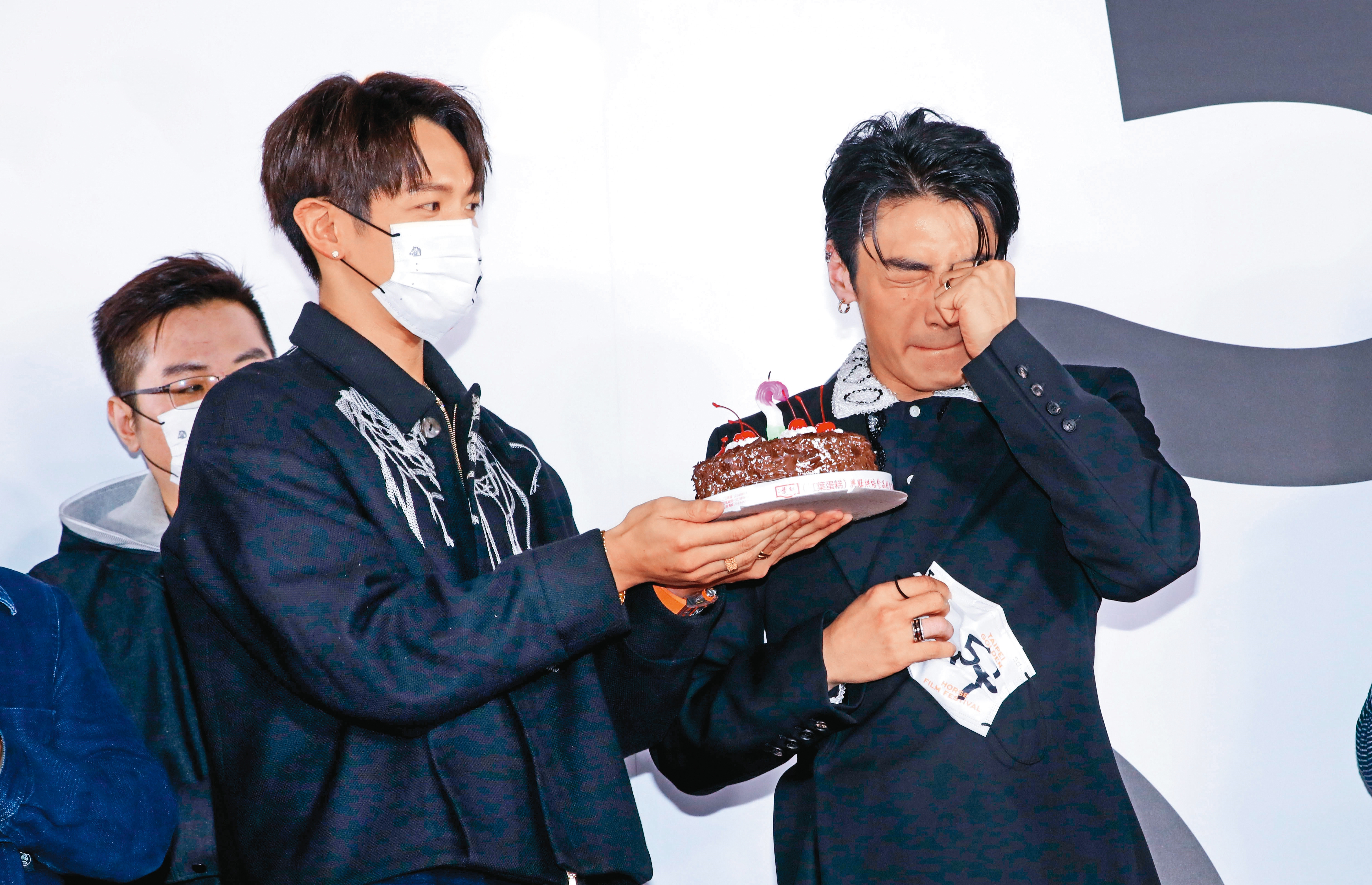 演而優則導的柯震東（左）端出蛋糕為宋柏緯（右）慶生，揪甘心。